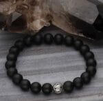 Bransoletka męska srebrna z kamieniem czarny onyks beads JINGJANG na marmurze Elastyczna bransoletka męska z kamieniem onyksu czarnego i srebrnym 925 beadsem w kształcie kulki ze znakami Jin Jang