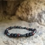 Elegancka męska bransoletka z hematytu, tygrysiego oka i agatu przy skałach