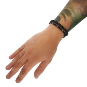 Założony na ręce zestaw bransoletek dla mężczyzny z czarnego onyksu i srebrnych przekładek z motywem dolara