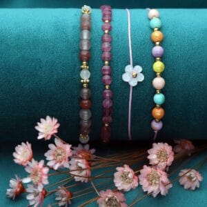 Bransoletki damskie z kamieniami i masy perłowej na sznurkach