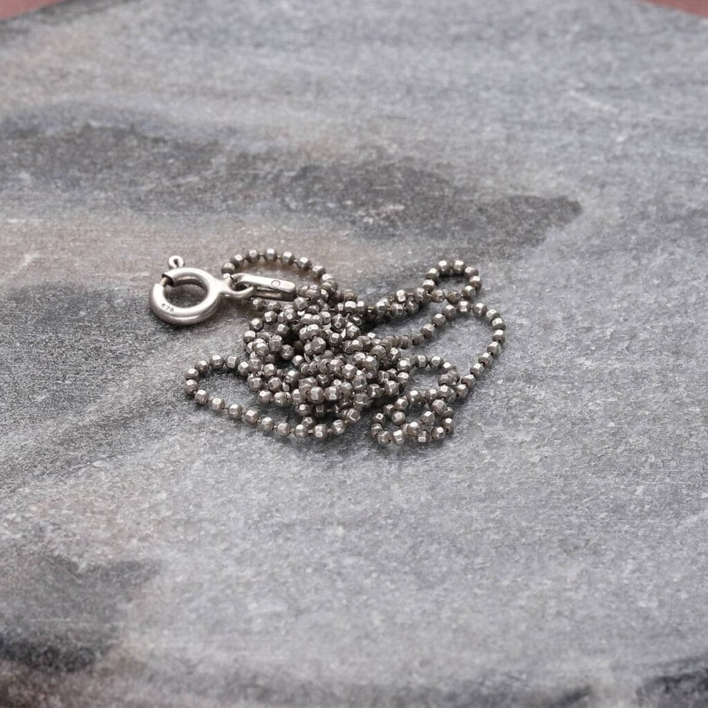 Poczerniały łańcuszek srebrny po czyszczeniu w płynie do biżuterii srebrnej