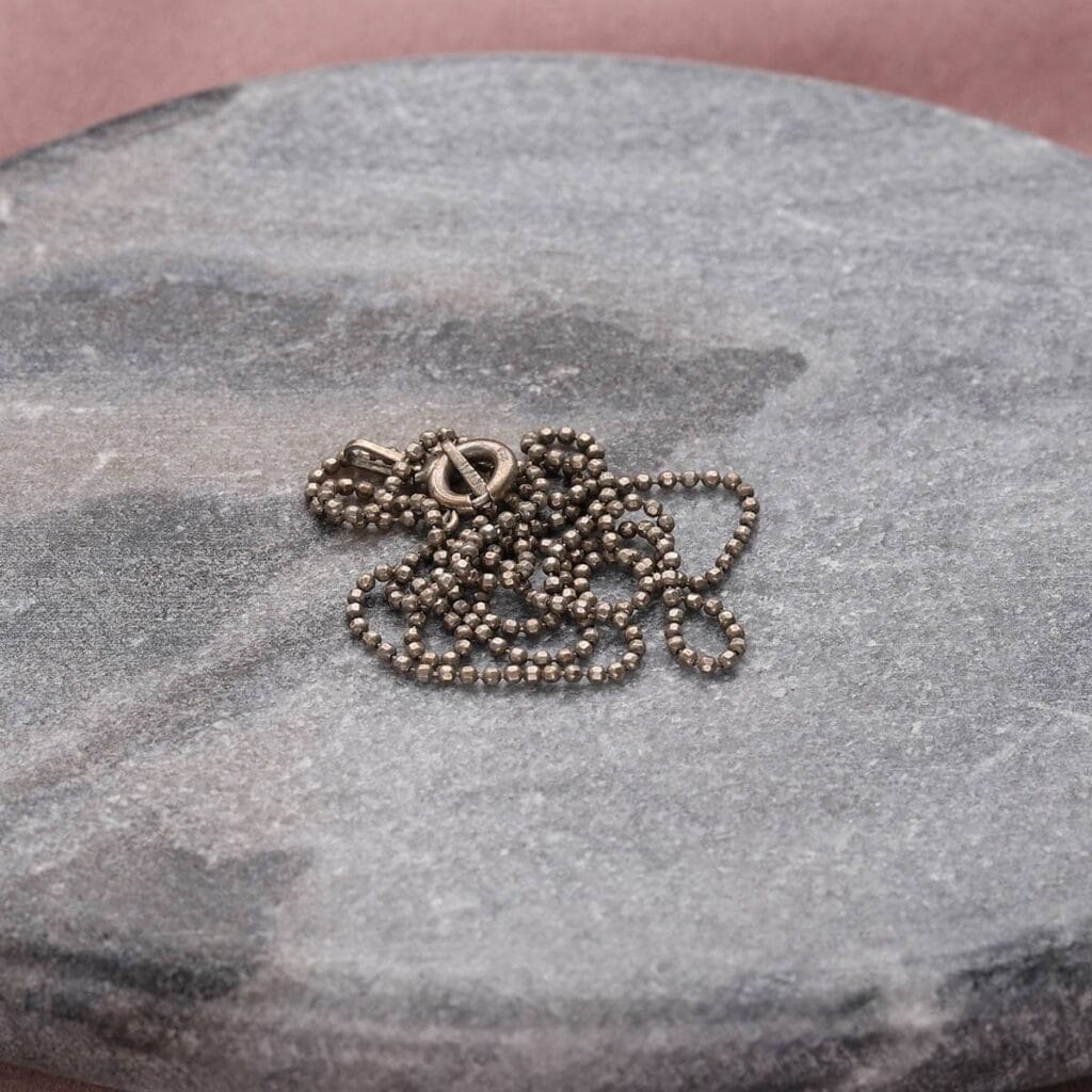 Poczerniały łańcuszek srebrny przed czyszczeniem