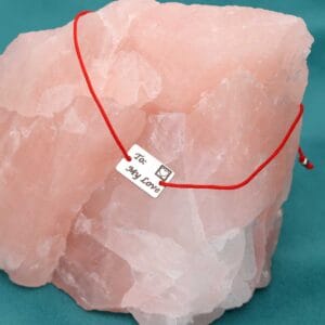 Damska bransoletka na czerwonym sznurku z celebrytką w kształcie pocztówki na kamieniu kwarcu różowego