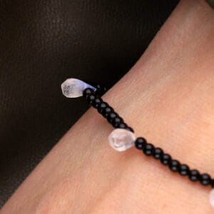 Założona na rękę bransoletka z onyksem i niesamowitym kamieniem księżycowym który mieni się na niebiesko