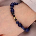Elegancka bransoletka z lapisem lazuli i pozłacanymi srebrnymi kuleczkami na ręce