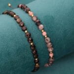 Damskie bransoletki z ciemnymi kamieniami na sznurku z regulacja. Bransoletki z dodatkami ze srebra pozłacanego