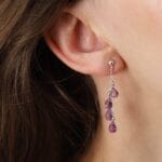Kolczyki damskie srebrne wiszące z kamieniami ametystu. Kolczyki srebrne na sztyfcie założone na ucho