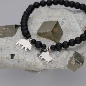Elastyczna męska bransoletka z kulek czarnego agatu oraz srebra próby 925 z celebrytkami w kształcie niedźwiedzia i byka na pirycie