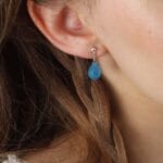 Damskie kolczyki wiszące z chalcedonem. Kolczyki srebrne pozłacane na sztyfcie założone na ucho