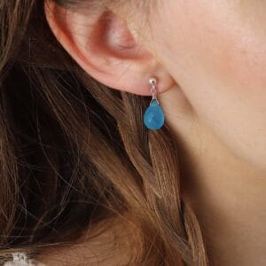 Damskie kolczyki wiszące z chalcedonem. Kolczyki srebrne pozłacane na sztyfcie założone na ucho