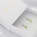 Damskie kolczyki sztyft z peridotem. Kolczyki delikatne i minimalistyczne z kamieniem naturalnym srebrne włożone do pudełka prezentowego