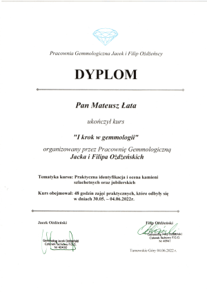 Dyplom ukończenia kursu gemmologicznego przez pracownika sklepu z biżuterią