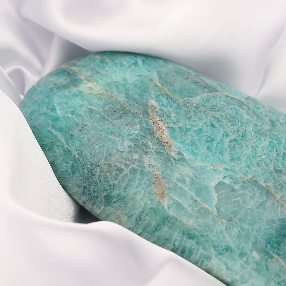 Kamień amazonit o wielu właściwościach