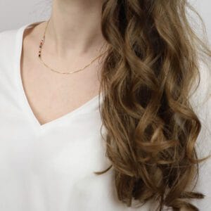 asymetryczny naszyjnik z cyrkoniami założony na modelce