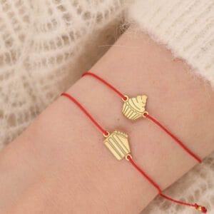 Bransoletki z wypiekami na czerwonym sznurku pozłacane