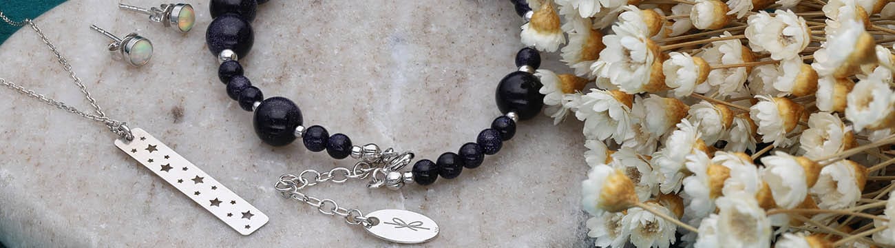 Biżuteria srebrna rodowana na kamieniu. Bransoletka damska z kamieniem Nocy kairu, naszyjnik z celebrytką i kolczyki z opalami sztyfty