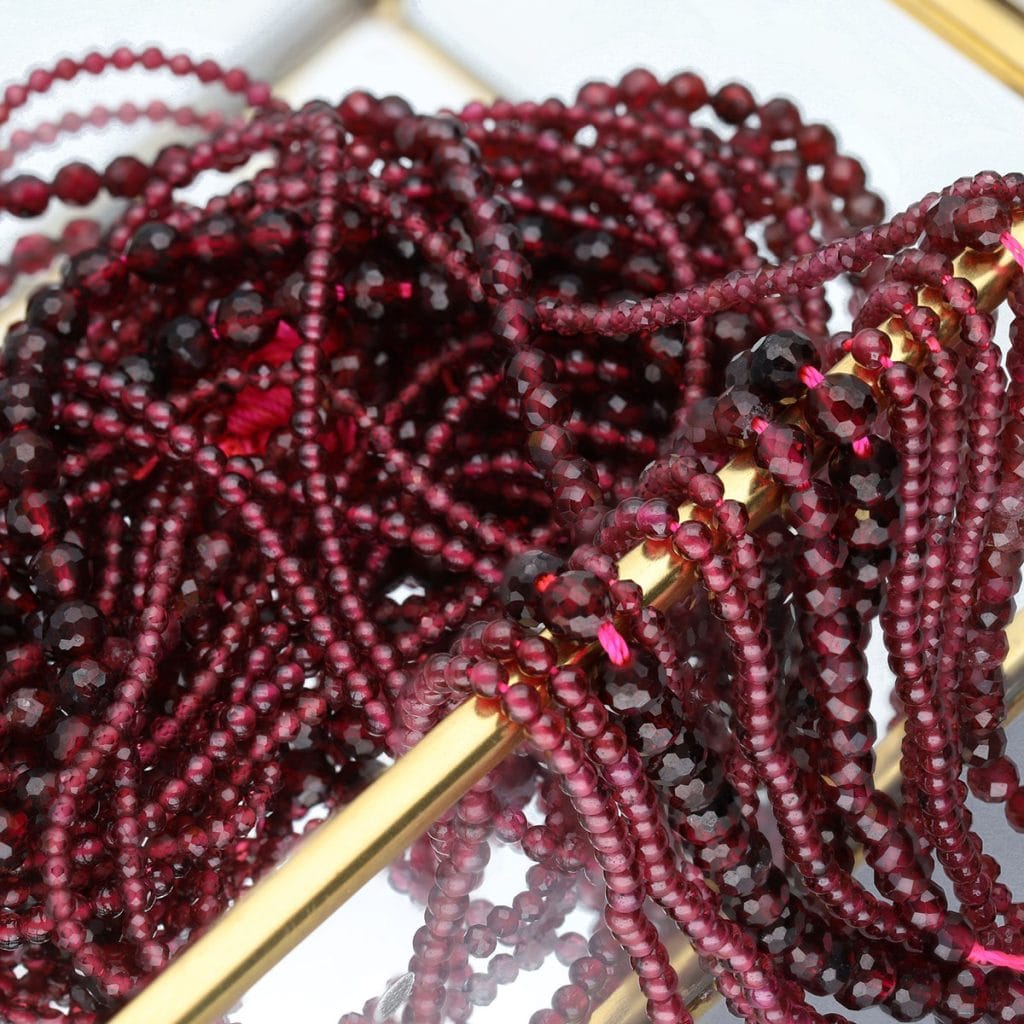 Sznury granatu fasetowanego 2 i 3 mm w pudełku