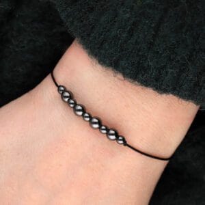 Damska bransoletka na sznureczku z hematytem na ręce