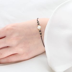 Minimalistyczna damska bransoletka srebrna pozłacana na czarnym sznurku z perłą SECRET