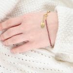 Delikatna połyskująca bransoletka w bordowym kolorze wykonana z granatu SIMPLY GARNET GOLD TINY