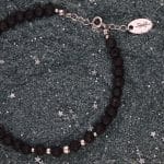 Damska bransoletka srebrna z lawy wulkanicznej leżąca na pyle