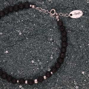 Damska bransoletka srebrna z lawy wulkanicznej leżąca na pyle