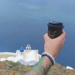 Bransoletka elastyczna męska z białego howlitu 8mm i niebieskiego jaspisu 6mm idealnie pasują do wakacyjnych podróży