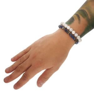 Bransoletka męska z białego howlitu i niebieskiego jaspisu na ręce w kolorach Santorini