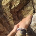 Bransoletki męskie elastyczne z niebieskiego jaspisu i białego howlitu na ręce w plenerze