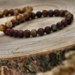 Bransoletka męska elastyczna z jaspisu na kawałku drewna