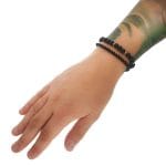 Bransoletki męskie elastyczne z agatu lawy wulkanicznej oraz srebra założone na ręke