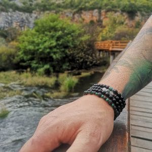 Ubrany zestaw męskich bransoletek z naturalnymi kamieniami takimi jak agat, onyks, malachit i lawa wulkaniczna