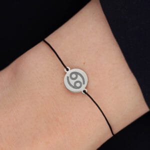 Bransoletka dla znaku zodiaku Rak na sznurku z celebrytką. Bransoletka srebrna na czarnym sznurku na ręce dla Raka