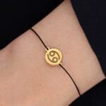 Bransoletka dla Raka na sznurku z celebrytką. Bransoletka srebrna pozłacana idealna dla Raka na ręce