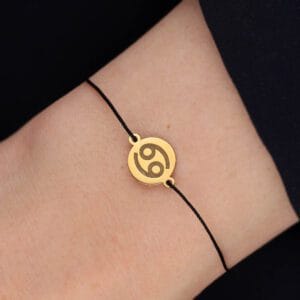 Bransoletka dla Raka na sznurku z celebrytką. Bransoletka srebrna pozłacana idealna dla Raka na ręce