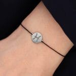 Bransoletka dla Ryb czarny sznurek z celebrytką. Bransoletka srebrna 925 na czarnym sznurku na ręce