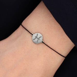 Bransoletka dla Ryb czarny sznurek z celebrytką. Bransoletka srebrna 925 na czarnym sznurku na ręce