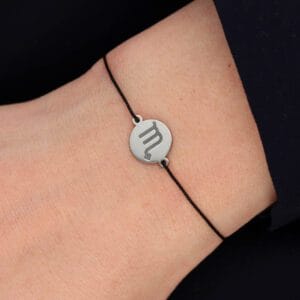 Damska bransoletka dla Skorpiona czarny sznurek z celebrytką. Bransoletka na czarnym sznurku srebrna 925 na ręce