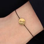 Bransoletka dla Strzelca na sznurku z celebrytką. Bransoletka srebrna pozłacana idealna dla Strzelca na ręce