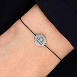 Bransoletka dla Wagi na sznurku z celebrytką. Bransoletka srebrna na czarnym sznurku na ręce