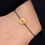 Bransoletka dla Wodnika na sznurku z celebrytką. Bransoletka srebrna pozłacana idealna dla Wodnika na ręce