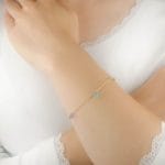 Piękna bransoletka damska na szczęście z kamieniami naturalnymi: apatytem, cytrynem, ametystem i oliwinem ubrana na ręce