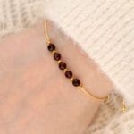 Bransoletka na beżowym sznureczku z granatem srebrna pozłacana na ręce