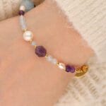 Damska pozłacana bransoletka z niebieskim akwamarynem i fioletowym ametystem regulowana na ręce