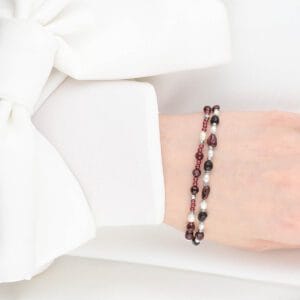 Srebrna bransoletka z granatem naturalnym i perłami na ręce