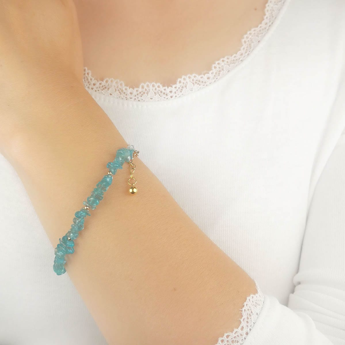 Ubrana na rękę złota bransoletka damska goldfilled z sieczką z apatytu i przedłużką zakończoną kuleczka