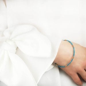 Damska bransoletka gold filled z apatytem założona na ręke