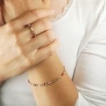 Kolorowa bransoletka goldfilled z cyrkoniami założona na ręke