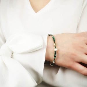 Ubrana bransoletka damska srebrna pozłacana z naturalnym malachitem, perłą. Bransoletka posiada przedłużkę na której końcu zawieszona jest zawieszka z logo Rosett