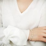 Damska bransoletka goldfilled z masą perłową założona na rękę